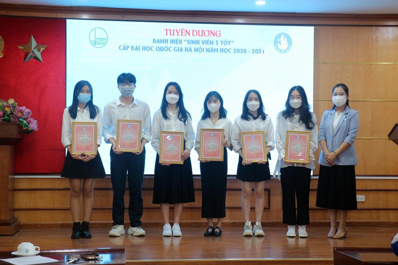 Các sinh viên đạt danh hiệu “Sinh viên 5 tốt” nhận giấy khen theo tốp nhỏ. Các sinh viên đạt danh hiệu “Sinh viên 5 tốt” nhận giấy khen theo tốp nhỏ.