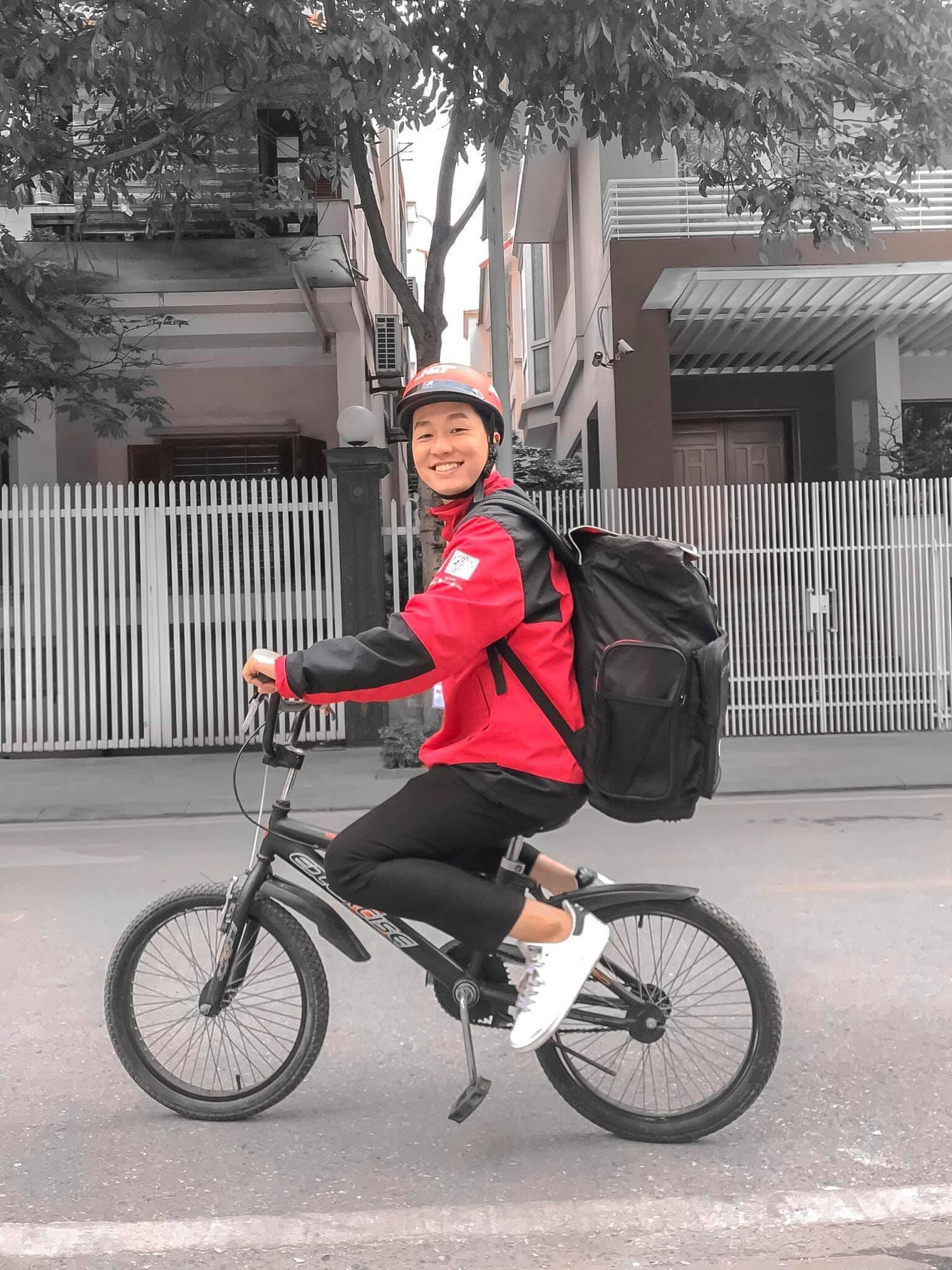 9X được yêu mến khi tham gia loạt clip Tiktok “Anh shipper bị boom hàng”. 9X được yêu mến khi tham gia loạt clip Tiktok “Anh shipper bị boom hàng”.