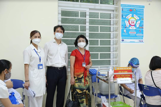 Trường Đại học Kinh tế Quốc dân hỗ trợ cán bộ giảng viên, sinh viên tại điểm tiêm vaccine.