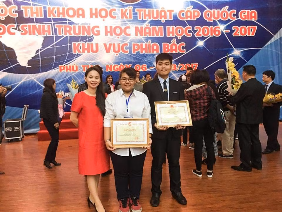 Phương Mai (giữa) cùng giáo viên hướng dẫn và thành viên nhóm đề tài nhận bằng khen dành giải Nhất chung cuộc thi Khoa học kỹ thuật cấp quốc gia dành cho học sinh trung học năm 2016-2017 khu vực phía Bắc. Phương Mai (giữa) cùng giáo viên hướng dẫn và thành viên nhóm đề tài nhận bằng khen dành giải Nhất chung cuộc thi Khoa học kỹ thuật cấp quốc gia dành cho học sinh trung học năm 2016-2017 khu vực phía Bắc.