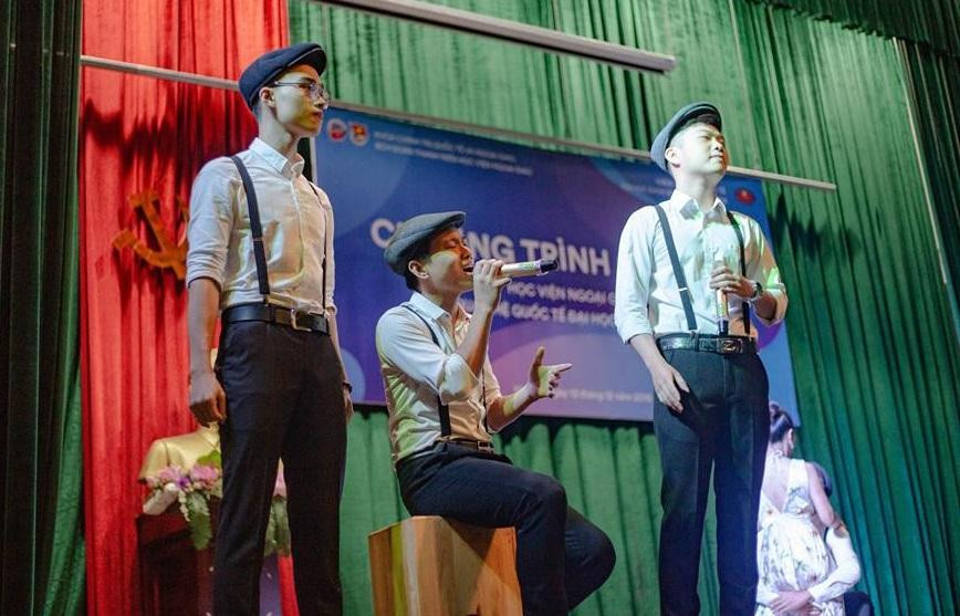 Biểu diễn âm nhạc tại trường