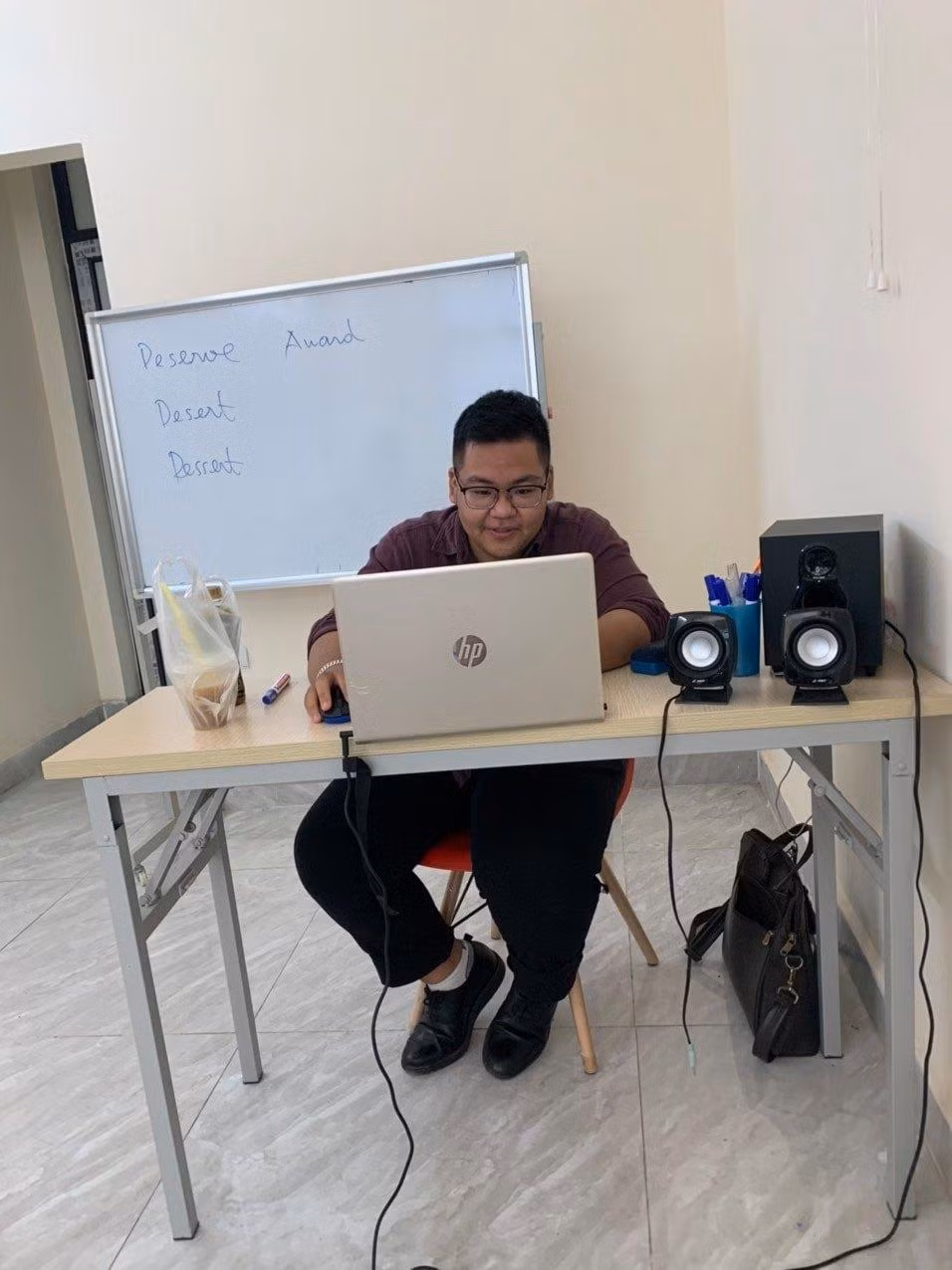 “Mình mong muốn dùng hết những kiến thức đã tích lũy được về tiếng Anh để hỗ trợ, giúp đỡ cho những người có nhu cầu học tiếng Anh”, Mai tâm sự. “Mình mong muốn dùng hết những kiến thức đã tích lũy được về tiếng Anh để hỗ trợ, giúp đỡ cho những người có nhu cầu học tiếng Anh”, Mai tâm sự.