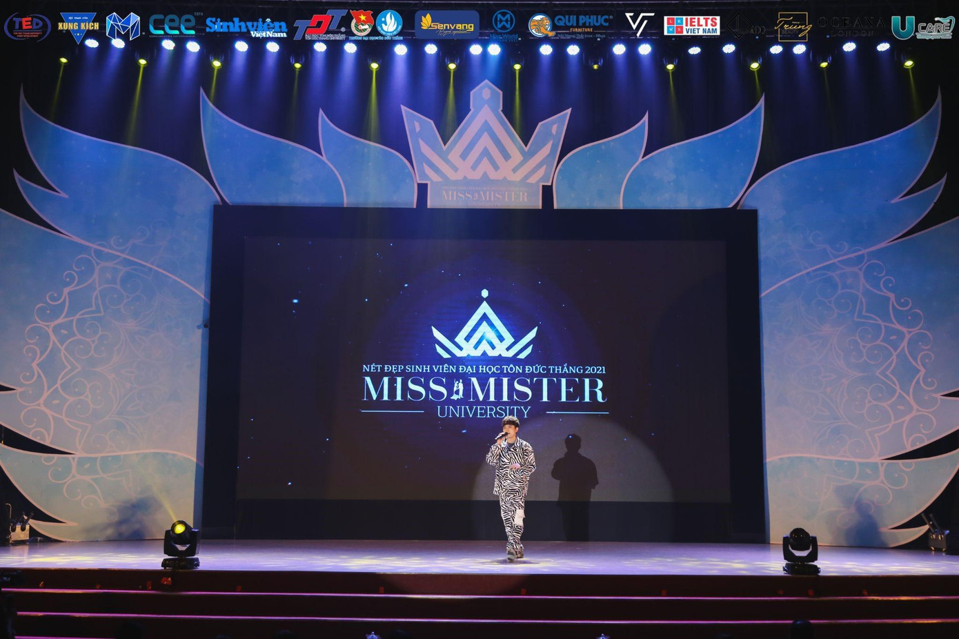 Không khí của đêm Chung kết trở nên vô cùng sôi động và hào hứng bởi sự cổ vũ nhiệt tình từ đông đảo các bạn sinh viên. Không khí của đêm Chung kết trở nên vô cùng sôi động và hào hứng bởi sự cổ vũ nhiệt tình từ đông đảo các bạn sinh viên.