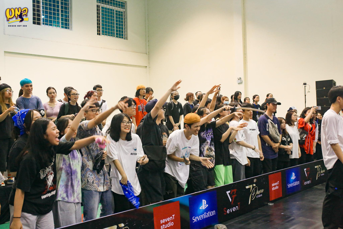 Khán giả cổ vũ cuồng nhiệt Khán giả cổ vũ cuồng nhiệt