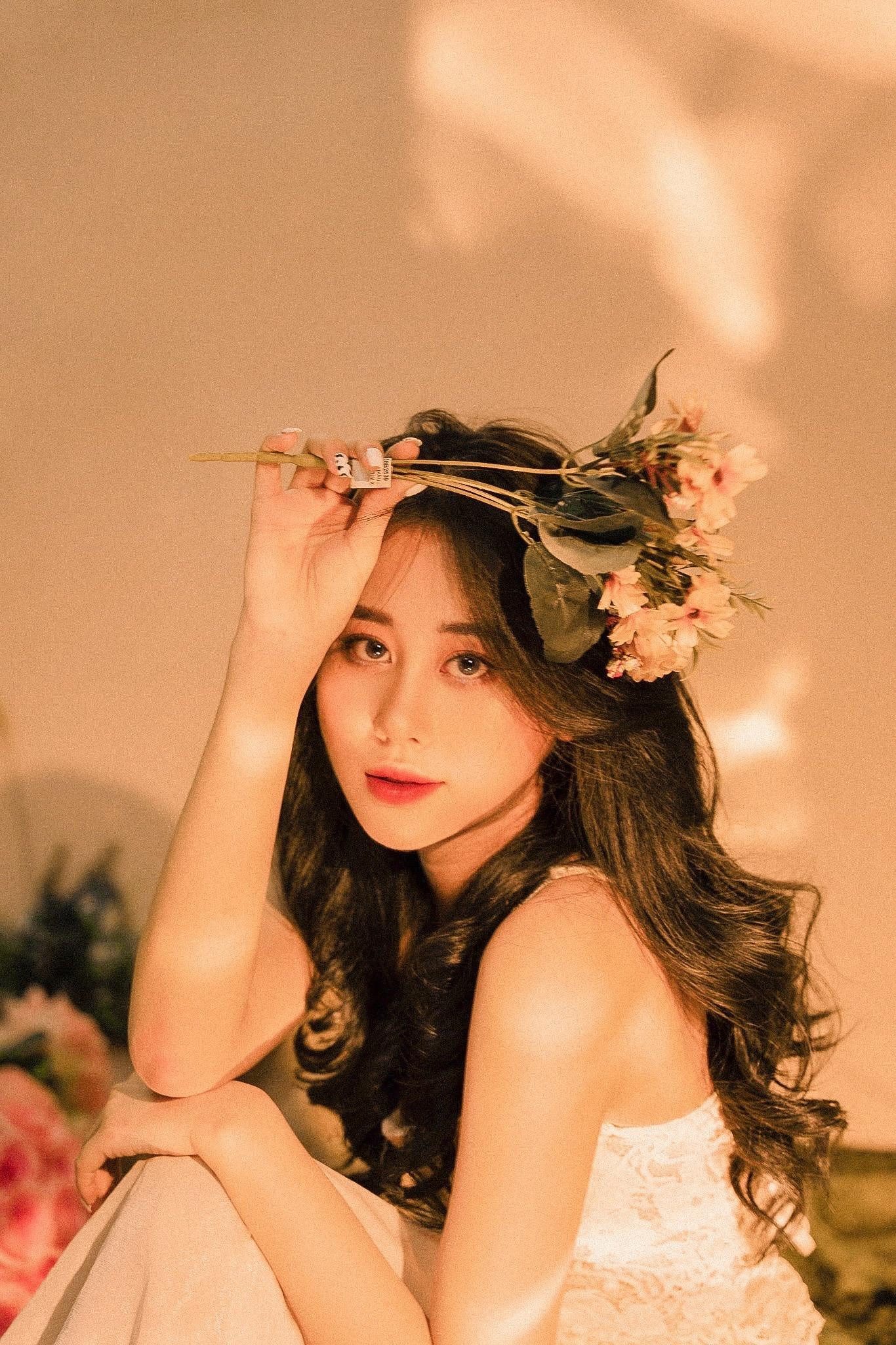 Với gương mặt đẹp, vóc dáng mảnh mai, Bích Hằng còn được biết đến với vai trò mẫu ảnh