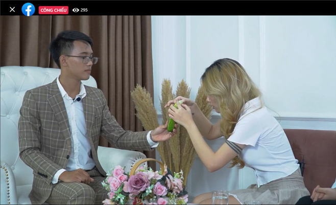 Khách mời Nhi Ecstasy được trải nghiệm thực tế việc đeo bao cao su đúng cách.