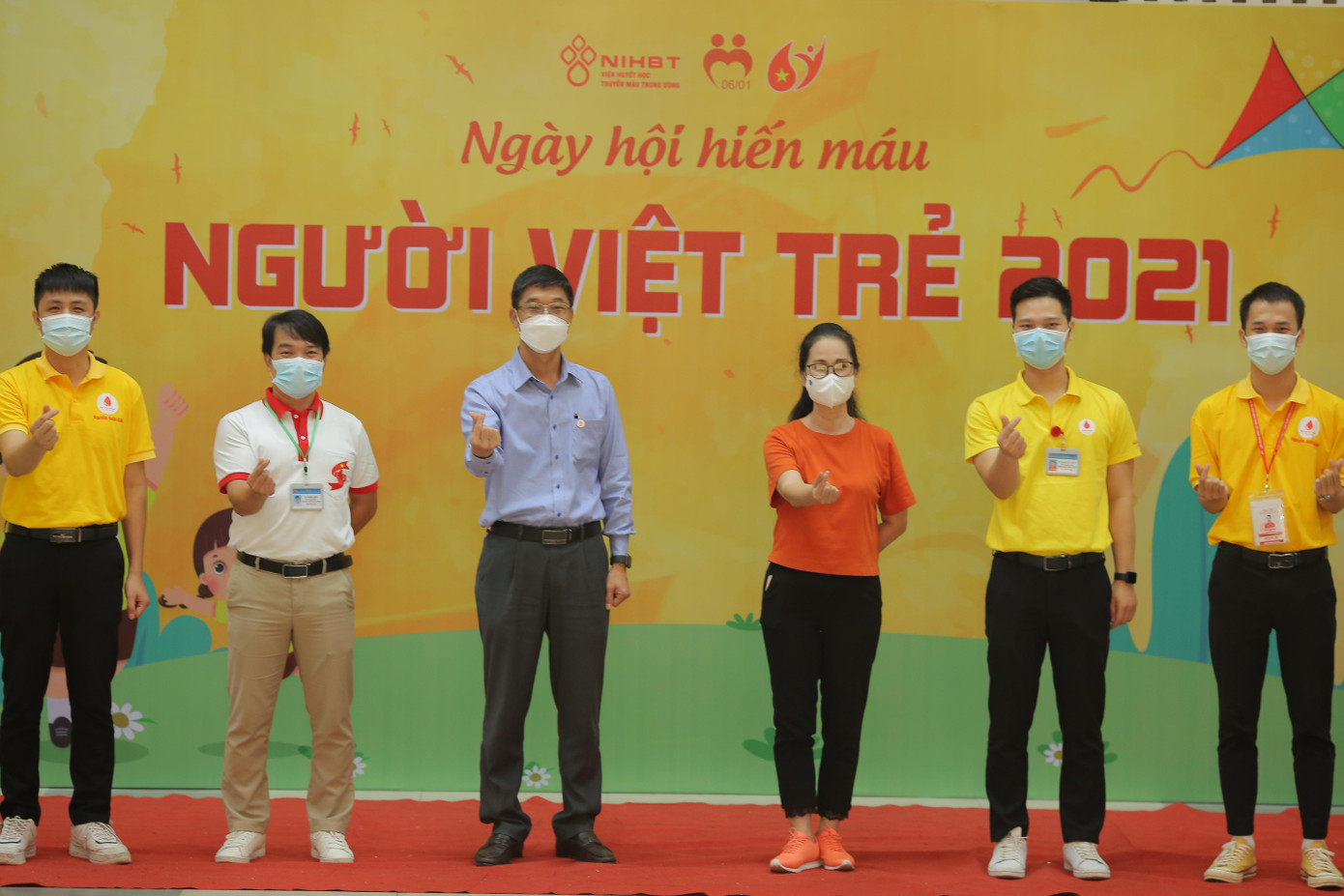 Mọi khách mời tham dự đều được thực hiện sát khuẩn và đo thân nhiệt trước khi tiến vào Hội trường tổ chức.