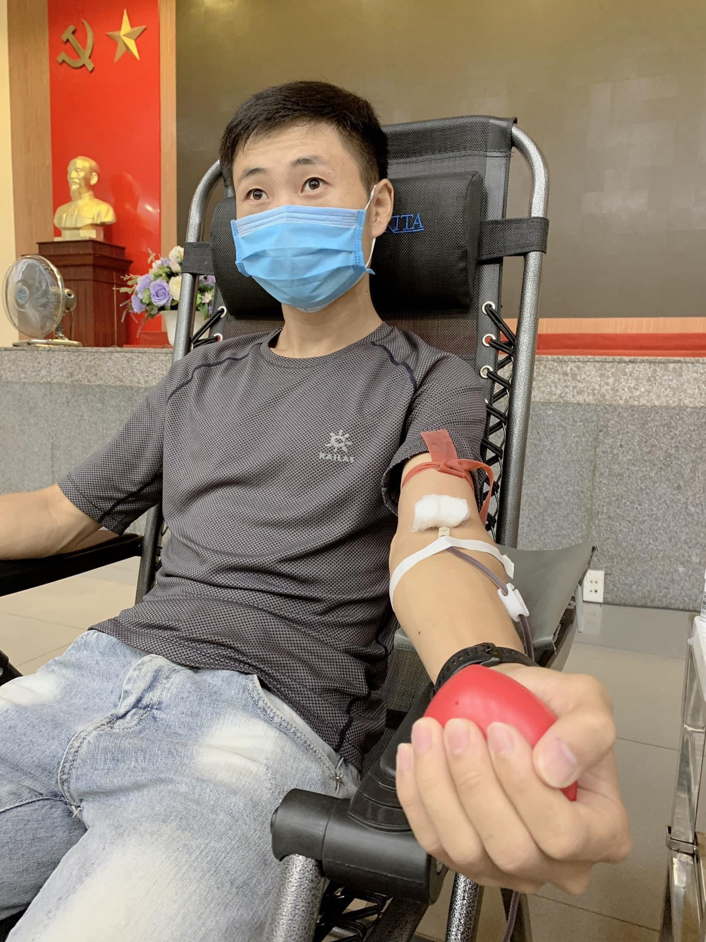 Bên cạnh việc thực hiện dự án, Minh Khương còn tích cực tham gia hiến máu nhân đạo tại Viện Huyết học - Truyền máu TW.