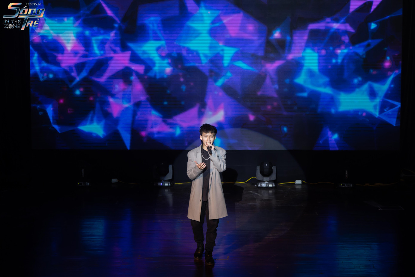 Trưởng ban Văn nghệ Nguyễn Minh Đức cháy hết mình trên sân khấu Sóng Trẻ Festival.