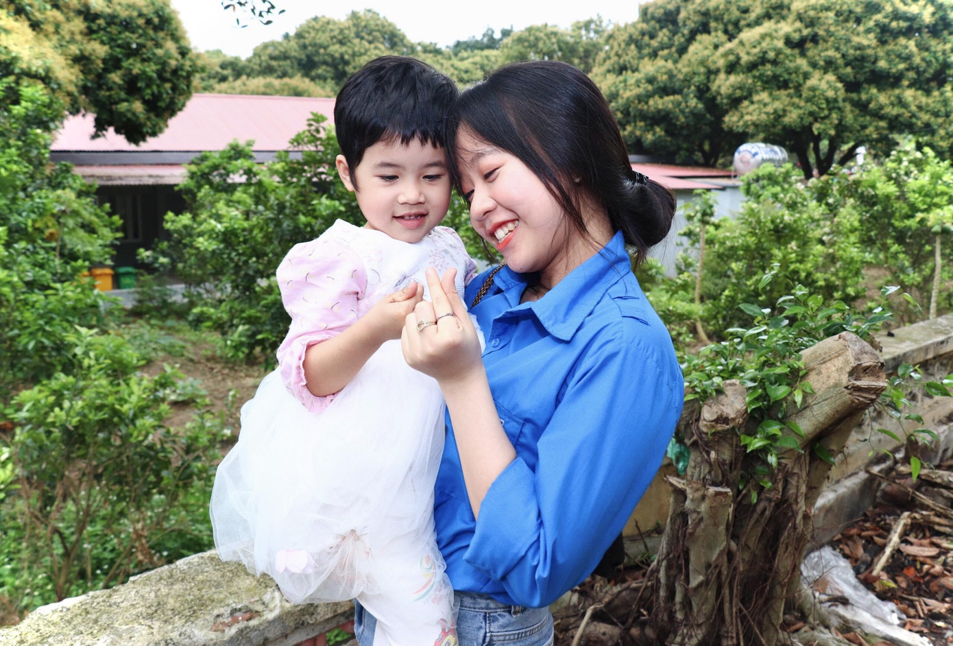 Huyền Trang trong những lần tham gia hoạt động tình nguyện