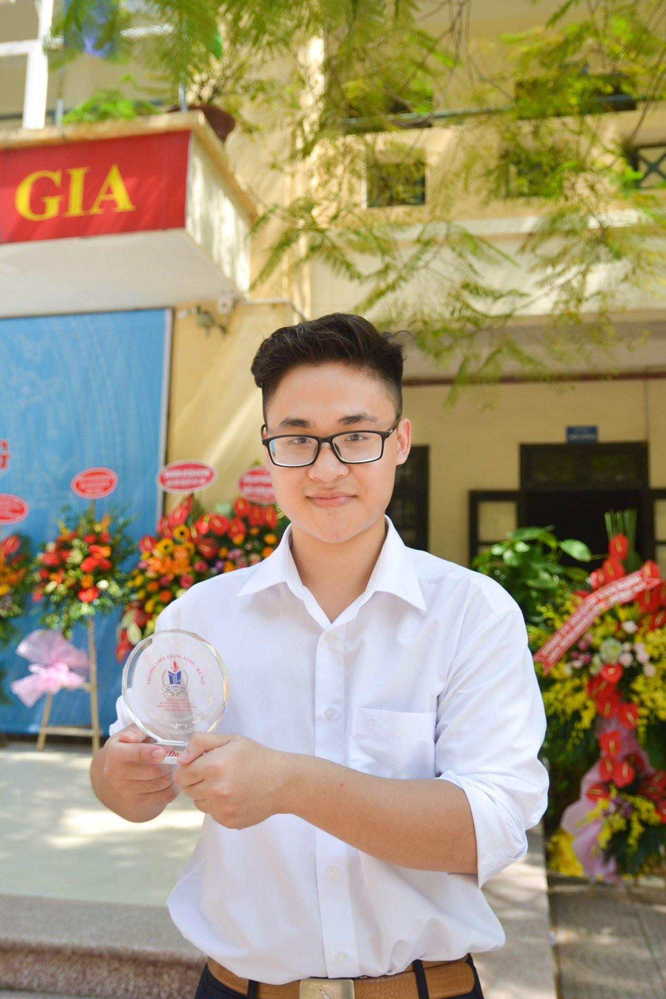 Lý trí, lạc quan và khát khao là ba từ Việt Anh dùng để miêu tả bản thân. Lý trí, lạc quan và khát khao là ba từ Việt Anh dùng để miêu tả bản thân.