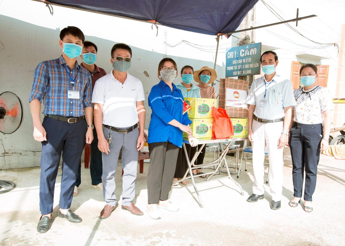 Thu Phương tham gia hỗ trợ công tác phòng, chống dịch COVID-19 tại xã Quảng Phú Cầu (Ứng Hòa, Hà Nội). Thu Phương tham gia hỗ trợ công tác phòng, chống dịch COVID-19 tại xã Quảng Phú Cầu (Ứng Hòa, Hà Nội).