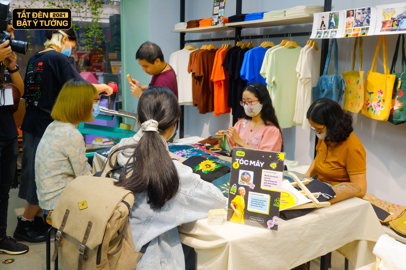 Đổi bán, quyên góp đồ cũ tuy là hành động nhỏ nhưng có ý nghĩa vô cùng to lớn trong việc giảm lượng rác thải thời trang. Đổi bán, quyên góp đồ cũ tuy là hành động nhỏ nhưng có ý nghĩa vô cùng to lớn trong việc giảm lượng rác thải thời trang.