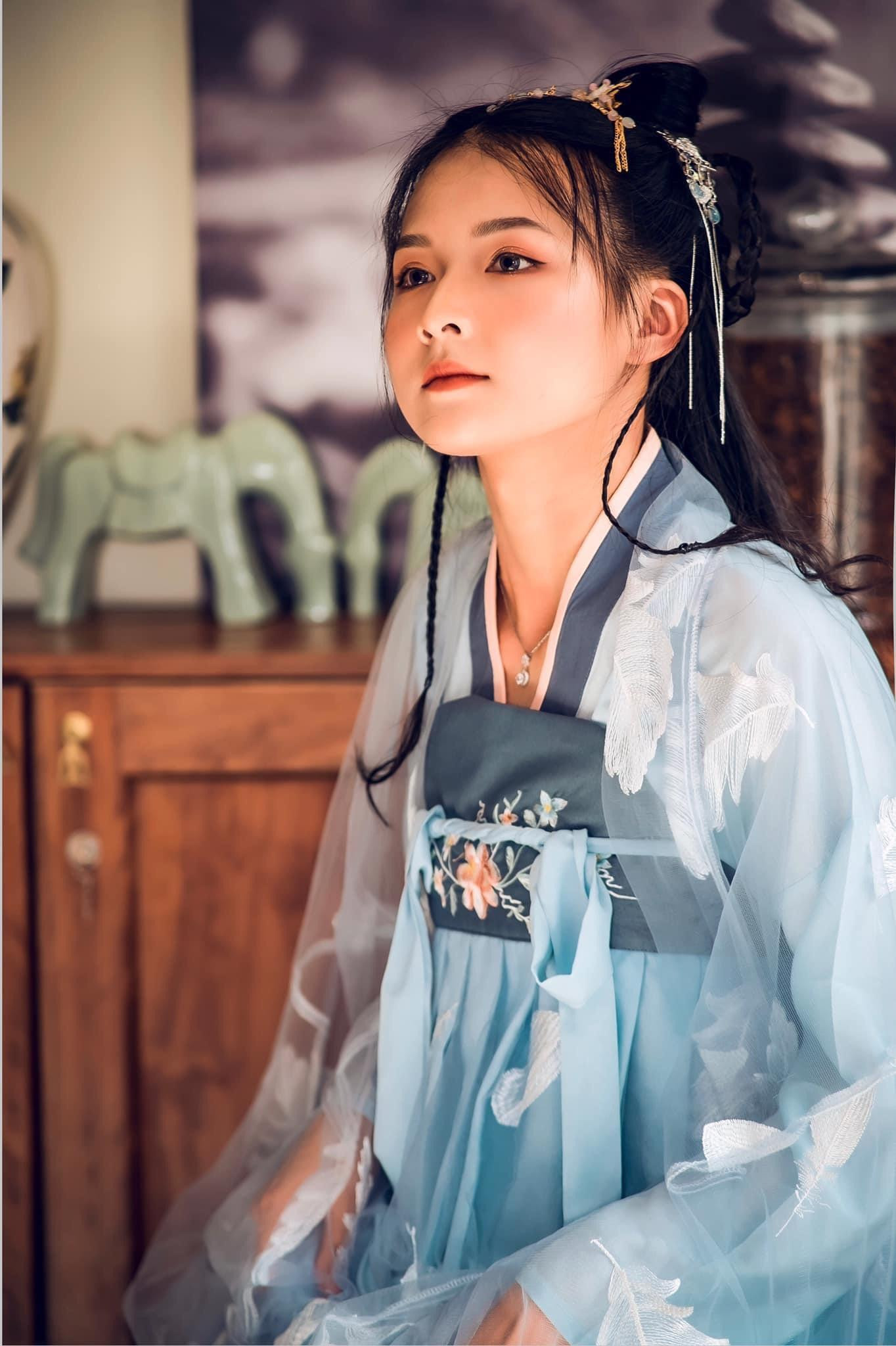 Vẻ đẹp xinh xắn, khuôn mặt bầu bĩnh của nữ sinh trường Đại học Thương mại.