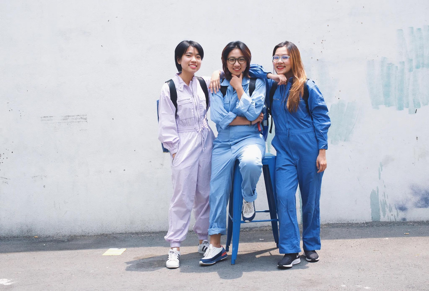 Từ trái qua: Thảo Trang - Founder, Tú Quân - Quản lý, Marketing và Kiều Anh - Founder Dòng Dòng Từ trái qua: Thảo Trang - Founder, Tú Quân - Quản lý, Marketing và Kiều Anh - Founder Dòng Dòng