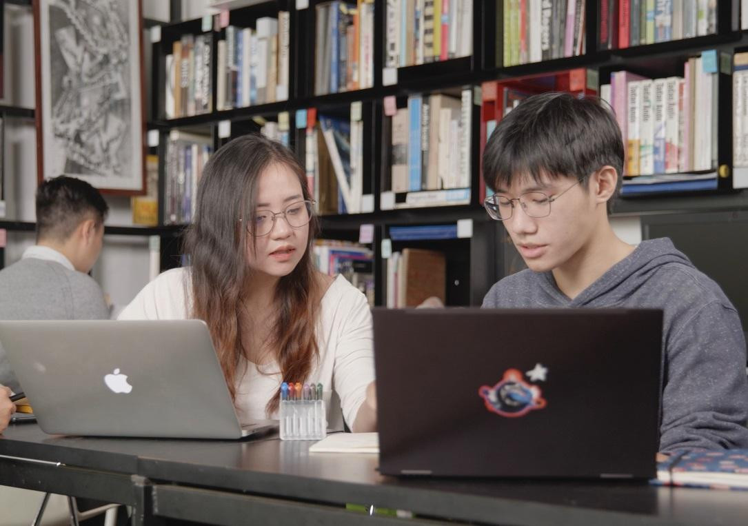 Nguyễn Huyền Châu (bên trái) tốt nghiệp Cử nhân Thương mại Đại học RMIT vào năm 2008. Nguyễn Huyền Châu (bên trái) tốt nghiệp Cử nhân Thương mại Đại học RMIT vào năm 2008.