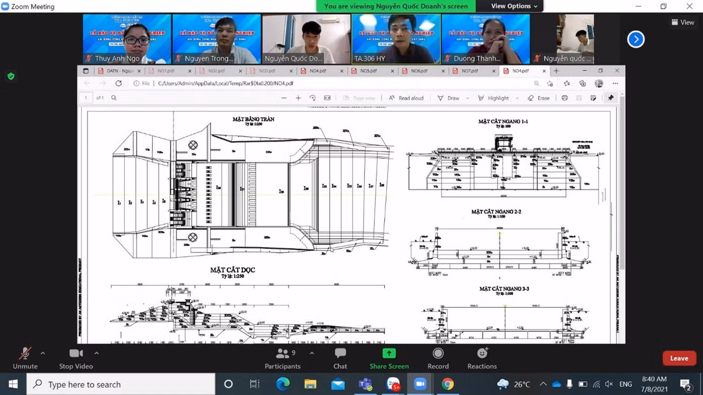 Sinh viên tham gia bảo vệ đồ án trực tuyến trước Hội đồng.
