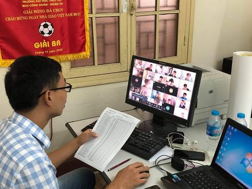 Giảng viên tiến hành điểm danh và kiểm tra hệ thống trước buổi thi. Giảng viên tiến hành điểm danh và kiểm tra hệ thống trước buổi thi.