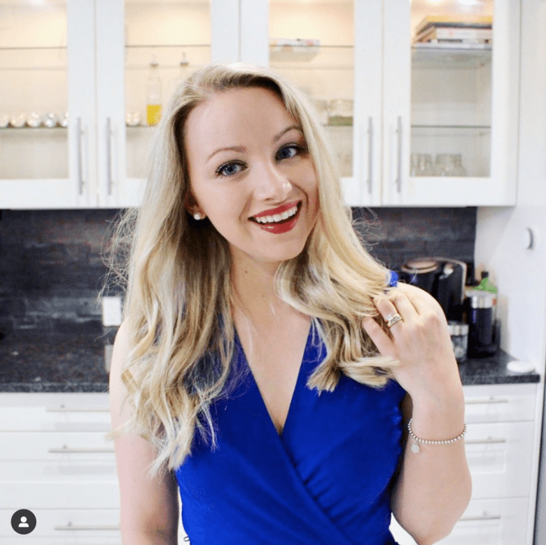 Dù ở nhà làm nội trợ, 9X vẫn trang điểm tỉ mỉ và ăn diện chỉn chu