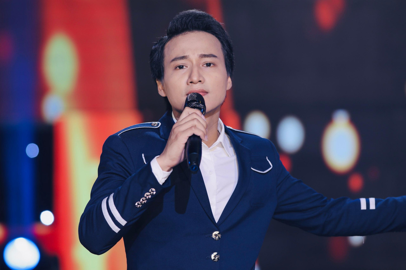 Bài hát Anh bỏ ngoài tai lời gièm pha lọt top 100 ca khúc hay nhất của Zingchart.