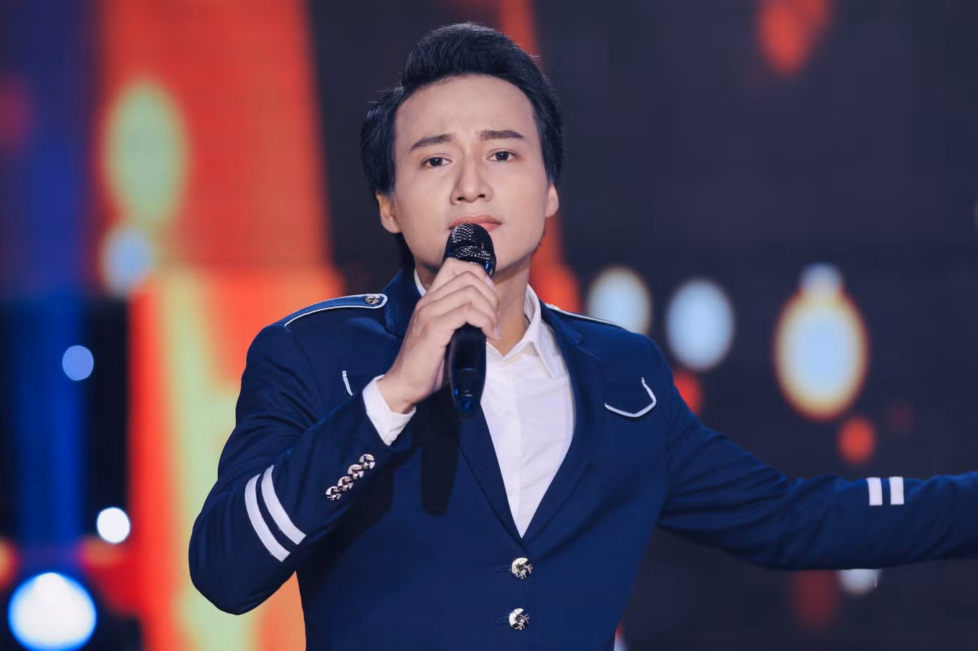 Bài hát Anh bỏ ngoài tai lời gièm pha lọt top 100 ca khúc hay nhất của Zingchart. Bài hát Anh bỏ ngoài tai lời gièm pha lọt top 100 ca khúc hay nhất của Zingchart.