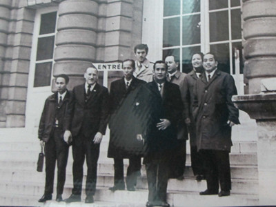 Michel (thứ nhất từ trái qua, hàng sau) cùng các thành viên tham gia Hội nghị Paris cách đây 40 năm. (Ảnh: Nhân vật cung cấp)