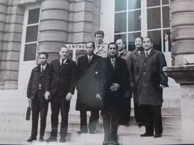 Michel (thứ nhất từ trái qua, hàng sau) cùng các thành viên tham gia Hội nghị Paris cách đây 40 năm. (Ảnh: Nhân vật cung cấp)