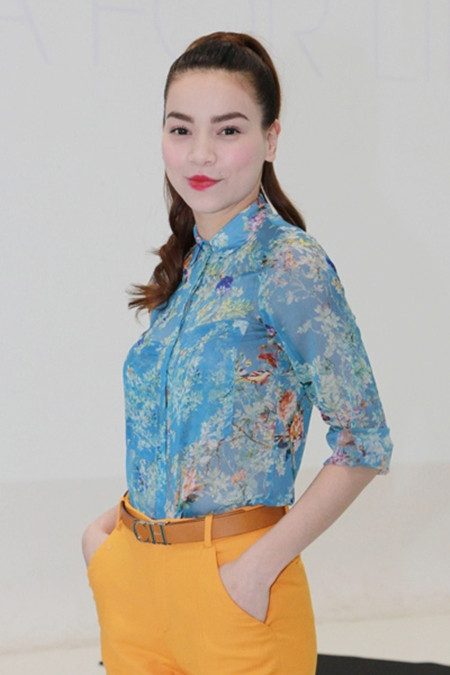 Từng chia sẻ là một tín đồ của áo sơ mi và quần tây. Hà Hồ thường chọn những chiếc áo sơ mi trắng, hoặc họa tiết để kết hợp cùng quần tây và chân váy midi