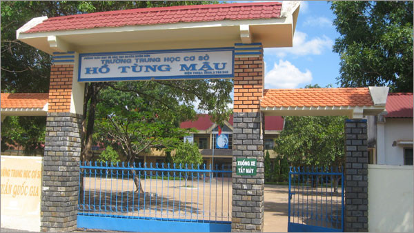 Trường THCS Hồ Tùng Mậu-nơi học tập của 4 em học sinh đã tử vong và 1 em đang được cấp cứu . Trường THCS Hồ Tùng Mậu-nơi học tập của 4 em học sinh đã tử vong và 1 em đang được cấp cứu