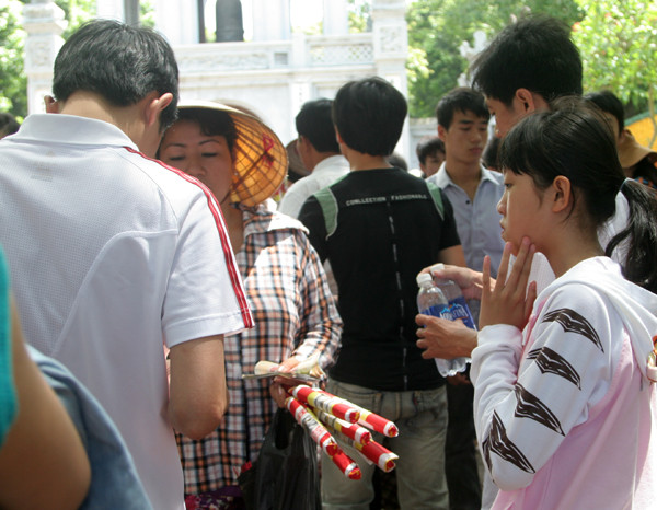 Dù đắt hơn ở quầy bán vé, nhưng nhiều người tìm đến "cò" vé cho nhanh. Dù đắt hơn ở quầy bán vé, nhưng nhiều người tìm đến