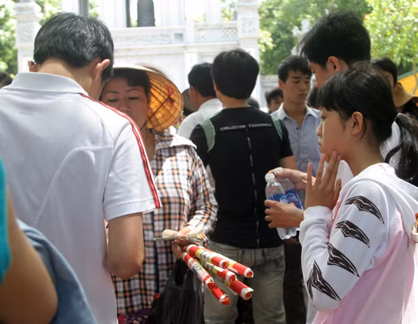 Dù đắt hơn ở quầy bán vé, nhưng nhiều người tìm đến 