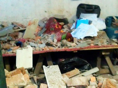 Chiếc giường nơi nạn nhân nằm ngủ bị gạch đá đổ ập xuống. Chiếc giường nơi nạn nhân nằm ngủ bị gạch đá đổ ập xuống