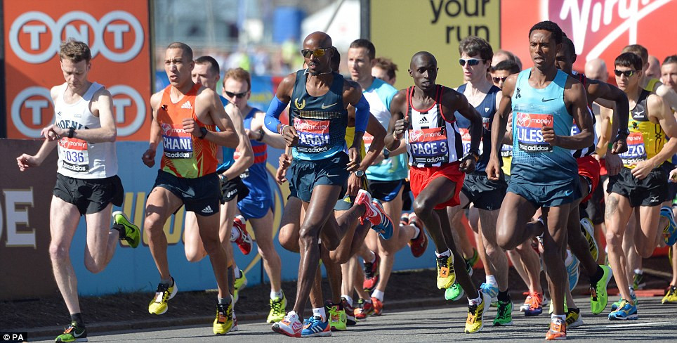 Các vận động viên bước vào cuộc thi marathon. Trong ảnh, vận động viên Mo Farah (đeo kính, giữa) cùng các vận động viên đang chạy 