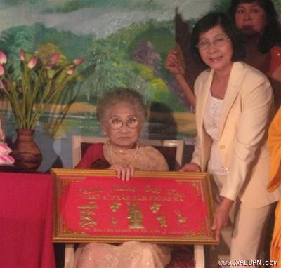 Phó Chủ tịch UBND TPHCM Nguyễn Thị Thu Hà đến chúc thọ NSND Phùng Há tròn 99 tuổi.