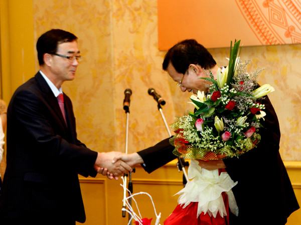 ông Keum Gi Hyung đã nhận được lời chúc và hoa của Tân Giám đốc Trung tâm văn hóa Hàn Quốc tại Việt Nam
