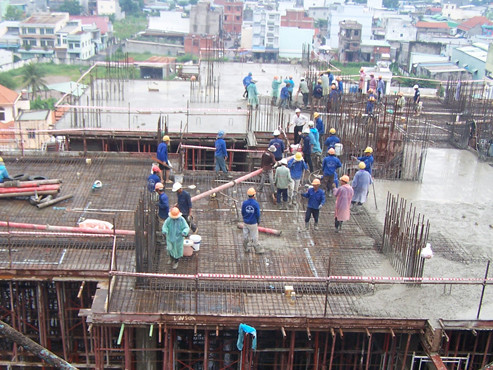 Thị trường cần nhiều dự án căn hộ giá phù hợp với túi tiền người tiêu dùng hơn. Trong ảnh: một dự án căn hộ giá mềm đang xây dựng tại quận Bình Tân, TP.HCM. Ảnh: H.Đ. 