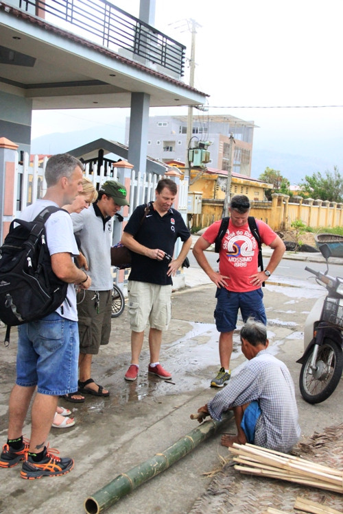 Du khách nước ngoài khá tò mò cách chống bão của Việt Nam