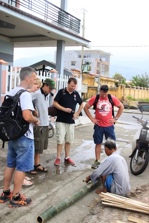 Du khách nước ngoài khá tò mò cách chống bão của Việt Nam