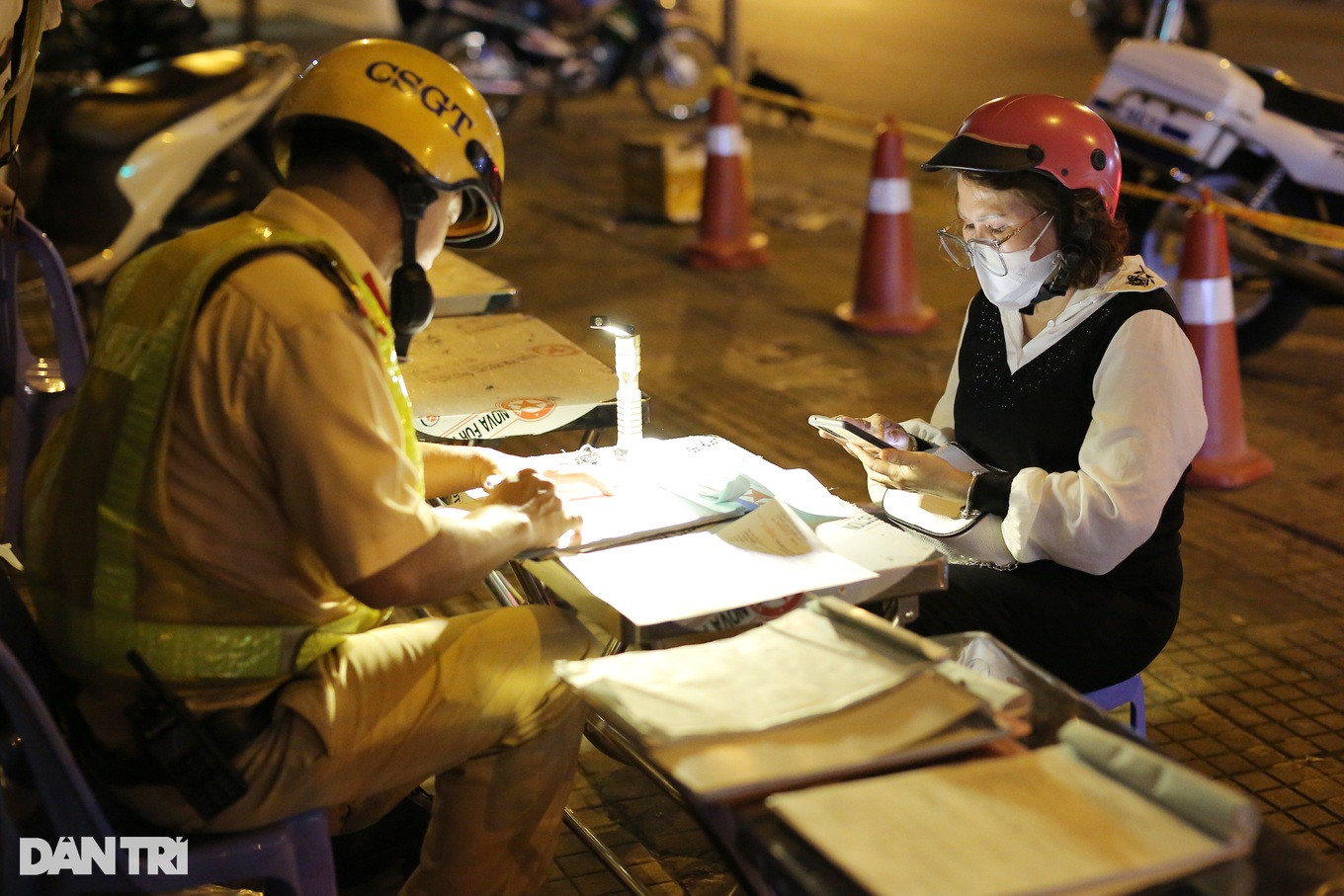 Bà L. uống bia nhấp môi bị CSGT kiểm tra phát hiện nồng độ cồn kịch khung (Ảnh: An Huy).