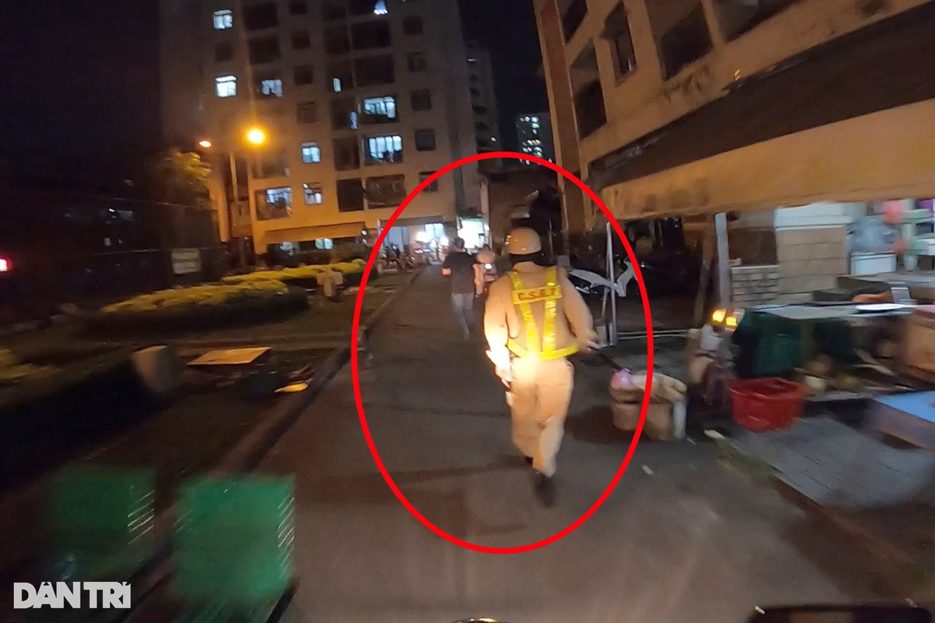 CSGT chạy bộ đuổi theo nam tài xế trốn kiểm tra nồng độ cồn trong khu chung cư (Ảnh: An Huy).