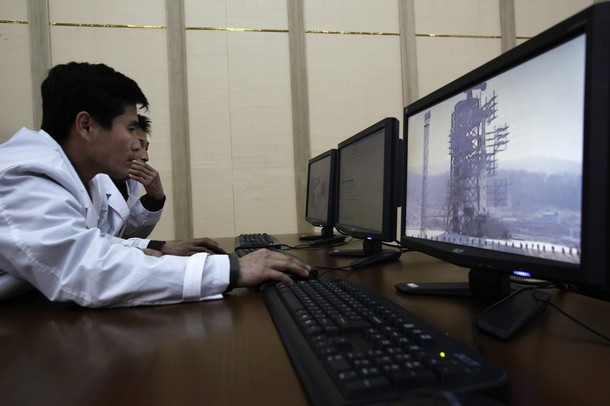 Các kĩ sư Triều Tiên ở phòng điều khiển phóng tên lửa. Các kĩ sư Triều Tiên ở phòng điều khiển phóng tên lửa