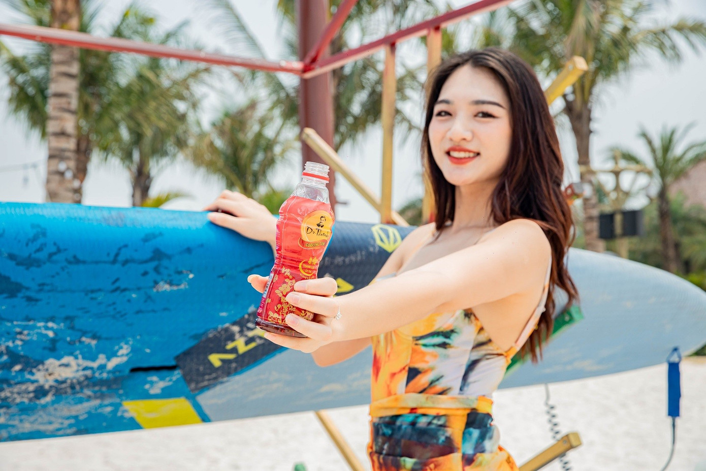 Được chiết xuất từ 9 loại thảo mộc tự nhiên, Trà thanh nhiệt Dr Thanh được người trẻ yêu thích và sử dụng mỗi ngày nhờ khả năng thanh lọc làm mát cơ thể tiện lợi. Được chiết xuất từ 9 loại thảo mộc tự nhiên, Trà thanh nhiệt Dr Thanh được người trẻ yêu thích và sử dụng mỗi ngày nhờ khả năng thanh lọc làm mát cơ thể tiện lợi.