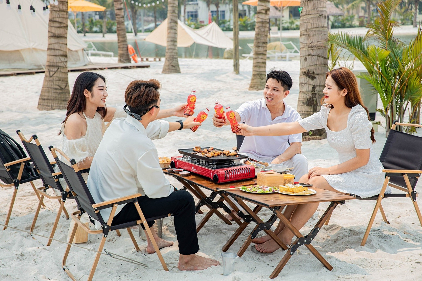 “Nóng trong người đã có Trà thanh nhiệt Dr Thanh” là câu nói cửa miệng quen thuộc của hàng triệu người trẻ từ nhiều năm qua. “Nóng trong người đã có Trà thanh nhiệt Dr Thanh” là câu nói cửa miệng quen thuộc của hàng triệu người trẻ từ nhiều năm qua.