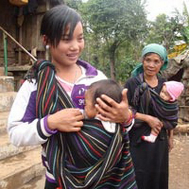 Nhiều phụ nữ dân tộc thiểu số đã làm mẹ khi chưa đủ 18 tuổi (Ảnh minh họa) 