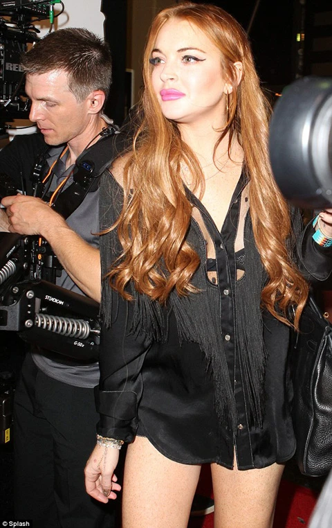 Nữ diễn viên chọn chiếc áo sơ mi kín đáo nhưng cũng khá gợi cảm và cá tính khi đi dự tiệc của rapper Will.i.am