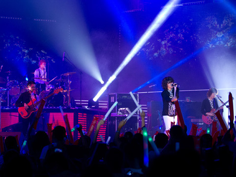 Nhóm rock 9x - Okamoto's mở màn chương trình với những ca khúc sôi động của nhóm như Aoi Tengoku, Ai No Theme, Mr. Fantasista... 