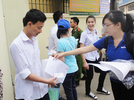 Sinh viên tiếp thị tại cổng trường (Ảnh minh hoạ). Sinh viên tiếp thị tại cổng trường (Ảnh minh hoạ)