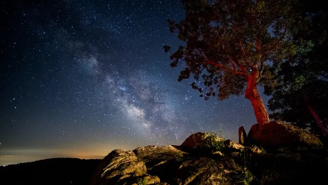 Dải Ngân Hà nhô lên phía trên dãy núi Blue Ridge ở Công viên quốc gia Shenandoah, Virginia. (Ảnh: The Washington Post)