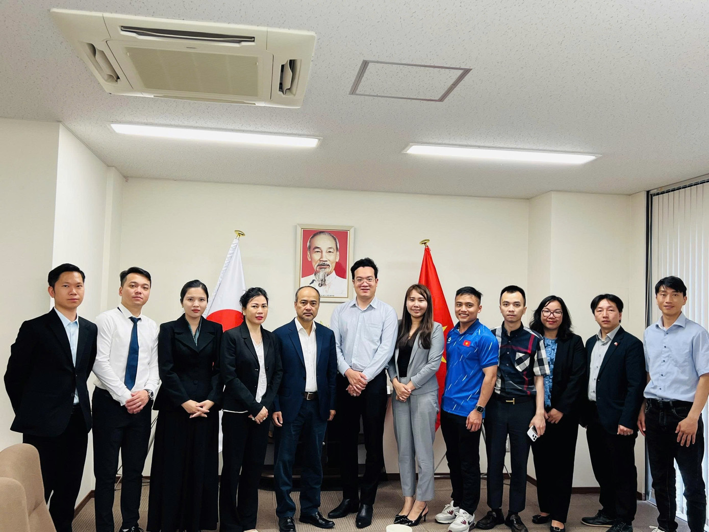 Chủ nhiệm Nguyễn Trung Kiên (thứ 5 từ trái sang) làm việc với các hội đoàn tại Kan sai