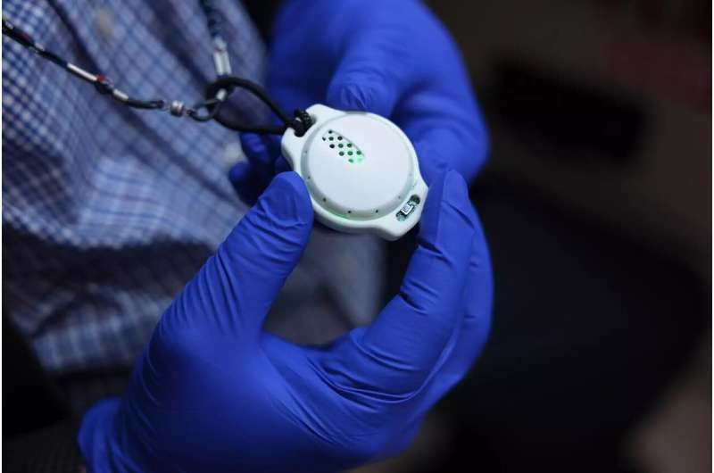 Một thiết bị nhỏ nhẹ có thể đeo trên dây đeo để cung cấp thông tin dễ dàng và chính xác về lượng đường trong máu từ hơi thở, được phát triển dựa trên nghiên cứu từ Viện Phát triển Hệ thống Nano Tích hợp tại IU Indianapolis. (Ảnh: Liz Kaye, Đại học Indiana) Một thiết bị nhỏ nhẹ có thể đeo trên dây đeo để cung cấp thông tin dễ dàng và chính xác về lượng đường trong máu từ hơi thở, được phát triển dựa trên nghiên cứu từ Viện Phát triển Hệ thống Nano Tích hợp tại IU Indianapolis. (Ảnh: Liz Kaye, Đại học Indiana)